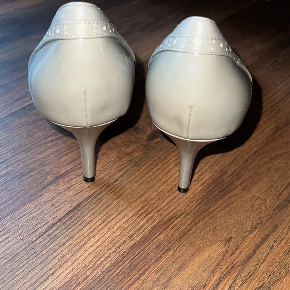 Tahari Womens Size 10 Taupe Heels 👠 - Picture 3 of 14